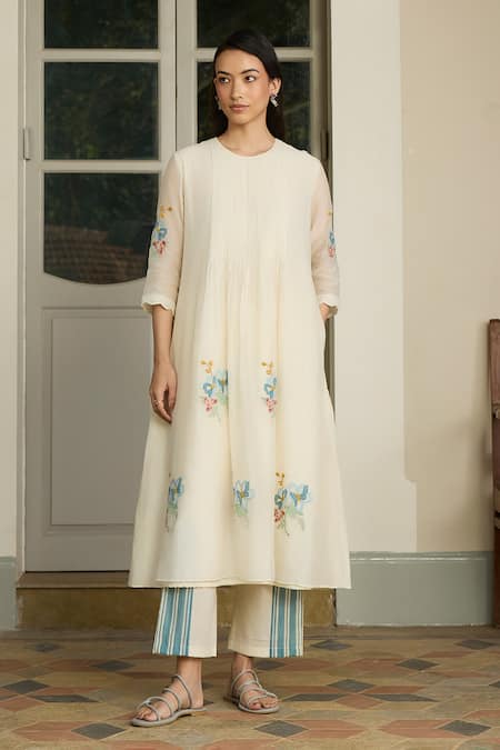 Vaayu_Ivory Cotton, Muslin Applique Round Neck, Yes Pintuck Kurta And Pant Set _at_Aza_Fashions
