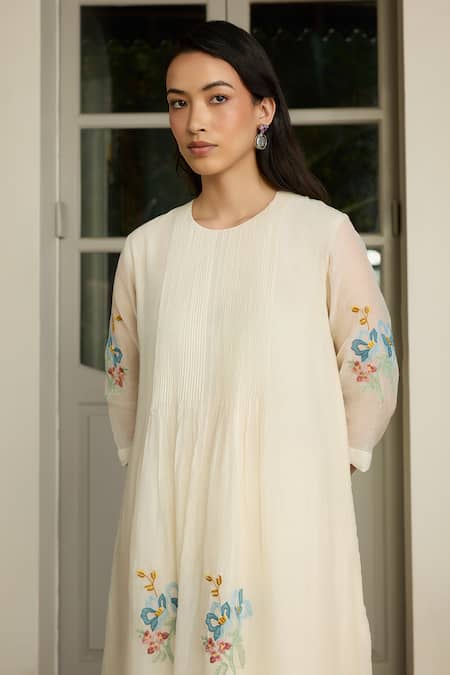 Buy_Vaayu_Ivory Cotton, Muslin Applique Round Neck, Yes Pintuck Kurta And Pant Set 