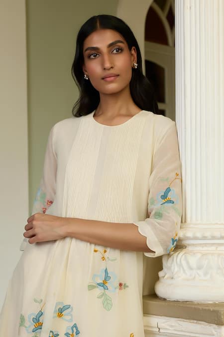 Vaayu_Ivory Muslin Applique Round Neck Kurta And Pant Set _Online_at_Aza_Fashions