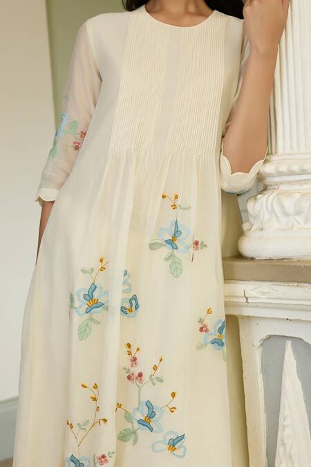 Vaayu_Ivory Muslin Applique Round Neck Kurta And Pant Set _at_Aza_Fashions