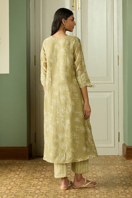 Vaayu Thread Embroidered Kurta & Pant Set 