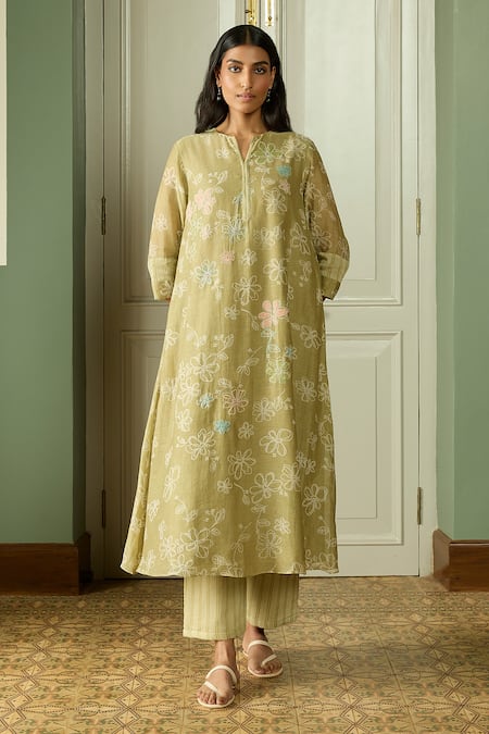 Vaayu Thread Embroidered Kurta & Pant Set 