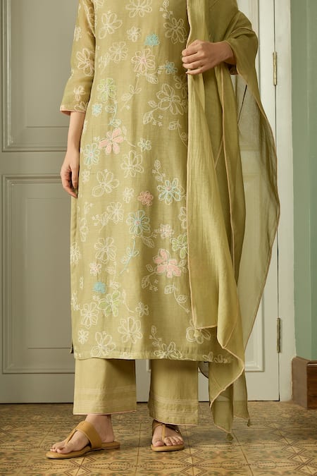 Vaayu_Green Muslin Embroidery V-neck, Yes Meadow Thread Kurta Set _Online_at_Aza_Fashions