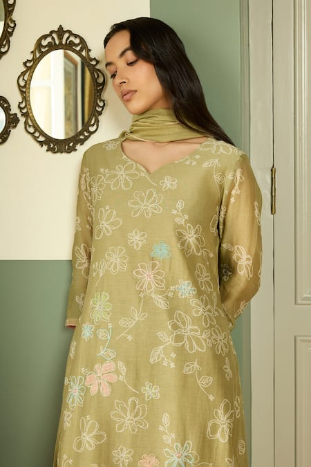 Buy_Vaayu_Green Muslin Embroidery V-neck, Yes Meadow Thread Kurta Set _Online_at_Aza_Fashions
