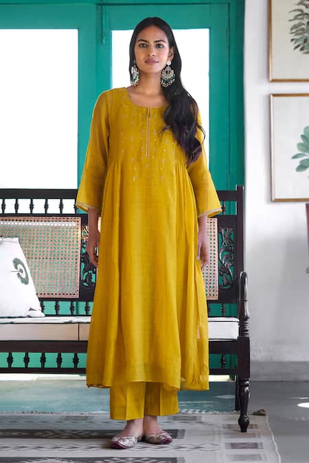 Trendy Tokari Yellow Silk, Chanderi, Cotton, Organza Embroidery Kurta Set at Aza Fashions Trendy Tokari_Yellow Silk, Chanderi, Cotton, Organza Embroidery Kurta Set _at_Aza_Fashions