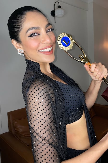 Itrh Black Organza, Jersey Crystals Luna Pre-draped Saree Set With Embellished Cape at Aza Fashions Itrh_Black Organza, Jersey Crystals Luna Pre-draped Saree Set With Embellished Cape _at_Aza_Fashions