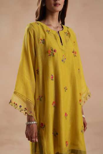 Buy_Begum_Yellow Chanderi Silk, Cotton Embroidery Notched Raina Floral Kurta And Pant Set _Online_at_Aza_Fashions