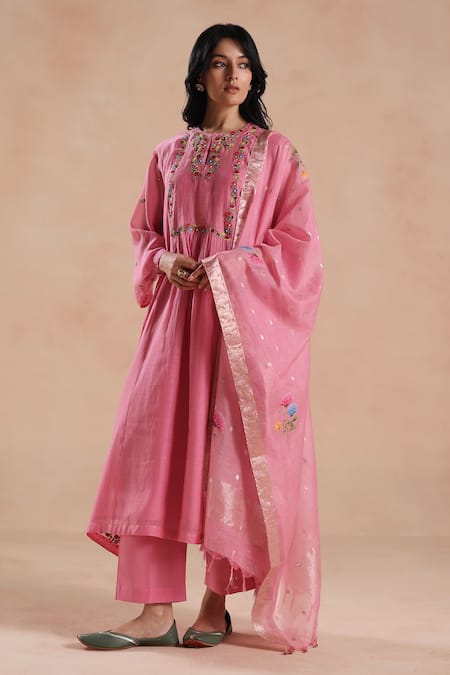 Begum Jheel Flower Embroidered Kurta Set 