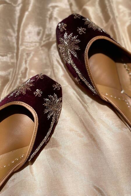 Kurrbat Maroon Palm Velvet Embroidered Juttis at Aza Fashions Kurrbat_Maroon Palm Velvet Embroidered Juttis _at_Aza_Fashions