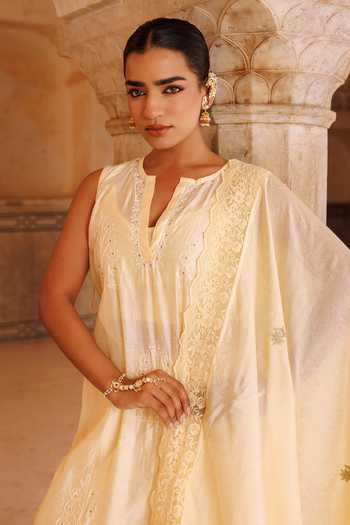 Bannhi By Priyanka Rathore_Cream Chanderi Embroidery, Lace Aari Kurta Set _Online_at_Aza_Fashions