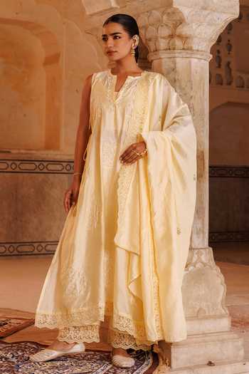 Shop_Bannhi By Priyanka Rathore_Cream Chanderi Embroidery, Lace Aari Kurta Set _Online_at_Aza_Fashions