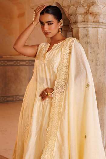 Bannhi By Priyanka Rathore_Cream Chanderi Embroidery, Lace Aari Kurta Set _at_Aza_Fashions