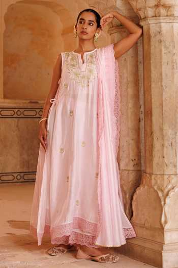Shop_Bannhi By Priyanka Rathore_Pink Chanderi Tassels, Lace Split V-neck Floral Embroidered Kurta Set _Online_at_Aza_Fashions