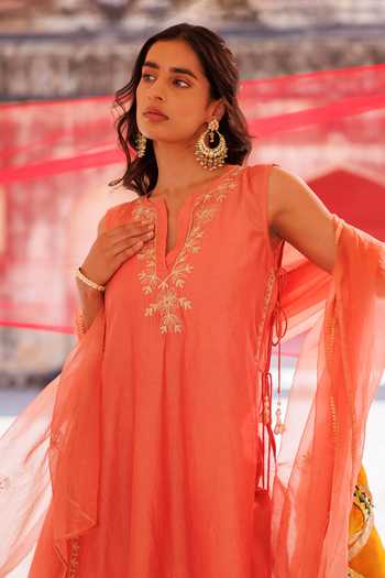 Bannhi By Priyanka Rathore_Orange Chanderi Embroidery V-neck Kurta Set _Online_at_Aza_Fashions