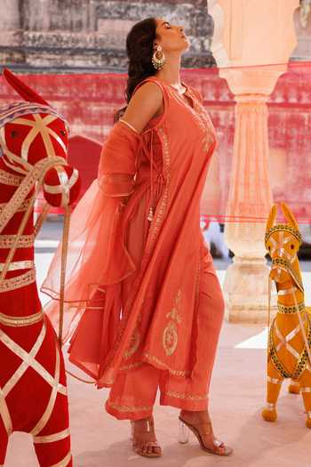 Bannhi By Priyanka Rathore_Orange Chanderi Embroidery V-neck Kurta Set _at_Aza_Fashions