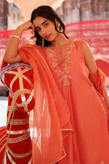 Shop_Bannhi By Priyanka Rathore_Orange Chanderi Embroidery V-neck Kurta Set 