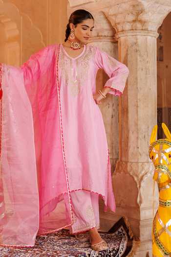 Shop_Bannhi By Priyanka Rathore_Pink Chanderi Embroidery, Gota Patti, Tassels V-neck Kurta Set _Online_at_Aza_Fashions