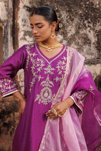 Bannhi By Priyanka Rathore_Purple Chanderi Embroidery, Gota Patti V-neck Floral Kurta Set _Online_at_Aza_Fashions