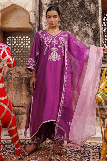 Shop_Bannhi By Priyanka Rathore_Purple Chanderi Embroidery, Gota Patti V-neck Floral Kurta Set _Online_at_Aza_Fashions
