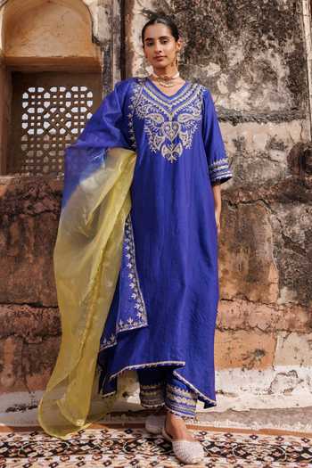Bannhi By Priyanka Rathore_Blue Chanderi Embroidery, Gota Patti V-neck, Yes Yoke Kurta Set _at_Aza_Fashions