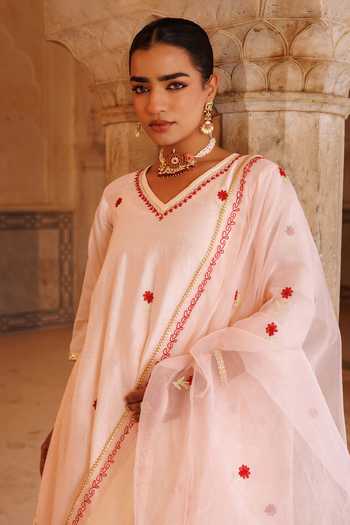 Bannhi By Priyanka Rathore_Peach Chanderi Embroidery, Gota Patti V-neck Kurta Set _Online_at_Aza_Fashions