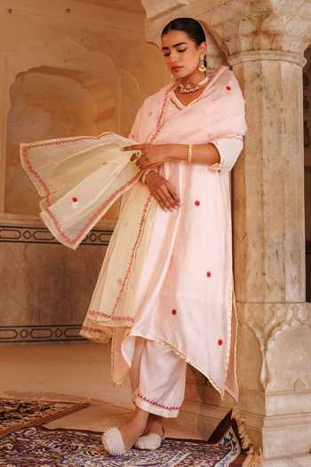 Bannhi By Priyanka Rathore_Peach Chanderi Embroidery, Gota Patti V-neck Kurta Set _at_Aza_Fashions
