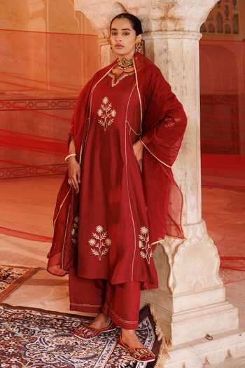 Buy_Bannhi By Priyanka Rathore_Maroon Chanderi Embroidery, Gota Patti V-neck Aari Kurta Set _Online_at_Aza_Fashions