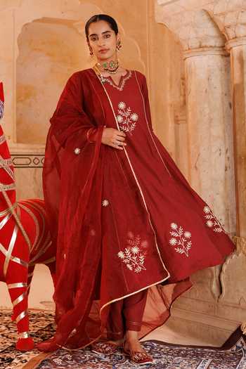 Shop_Bannhi By Priyanka Rathore_Maroon Chanderi Embroidery, Gota Patti V-neck Aari Kurta Set _Online_at_Aza_Fashions