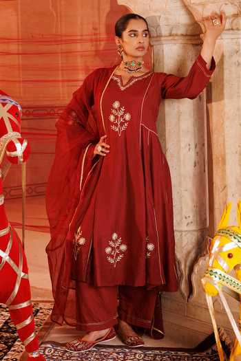 Bannhi By Priyanka Rathore_Maroon Chanderi Embroidery, Gota Patti V-neck Aari Kurta Set _at_Aza_Fashions