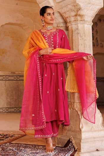 Bannhi By Priyanka Rathore_Magenta Chanderi Embroidery, Gota Patti V-neck Aari Anarkali Set _Online_at_Aza_Fashions