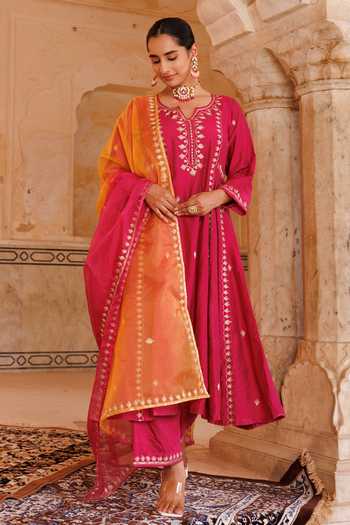 Buy_Bannhi By Priyanka Rathore_Magenta Chanderi Embroidery, Gota Patti V-neck Aari Anarkali Set 