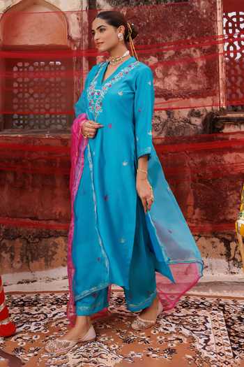 Bannhi By Priyanka Rathore_Blue Chanderi Embroidery V-neck Kurta Set _at_Aza_Fashions