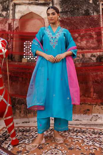 Shop_Bannhi By Priyanka Rathore_Blue Chanderi Embroidery V-neck Kurta Set 