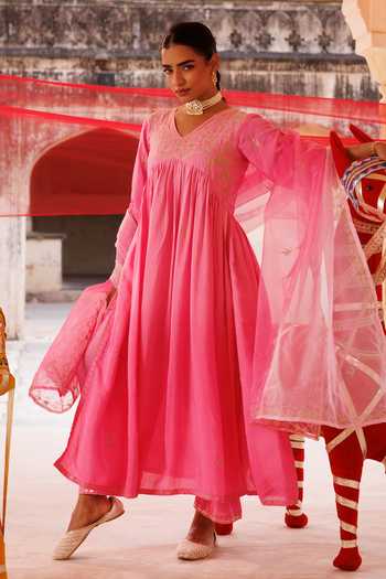 Bannhi By Priyanka Rathore_Pink Chanderi Embroidery, Zari V-neck Anarkali Set _Online_at_Aza_Fashions