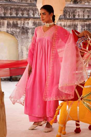 Shop_Bannhi By Priyanka Rathore_Pink Chanderi Embroidery, Zari V-neck Anarkali Set _Online_at_Aza_Fashions