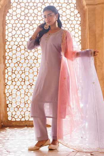 Bannhi By Priyanka Rathore_Purple Silk Embroidery Split V-neck, Yes Neckline Kurta Set _at_Aza_Fashions