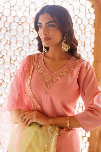 Shop_Bannhi By Priyanka Rathore_Pink Silk Embroidery, Zari Kurta Set _Online_at_Aza_Fashions