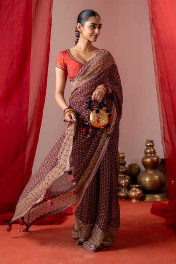 Buy_Baise Gaba_Blue Chiffon, Muslin V-neck Nupur Printed Saree With Unstitched Blouse Piece 