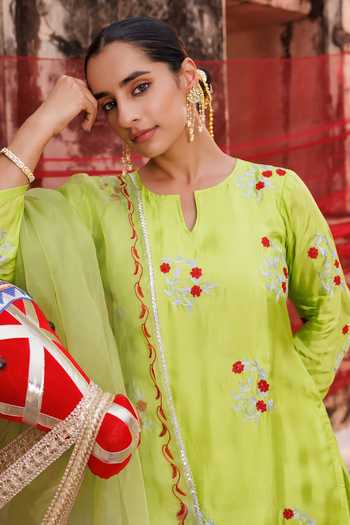 Bannhi By Priyanka Rathore Green Silk Embroidery V-neck Floral Kurta Set at Aza Fashions Bannhi By Priyanka Rathore_Green Silk Embroidery V-neck Floral Kurta Set _at_Aza_Fashions