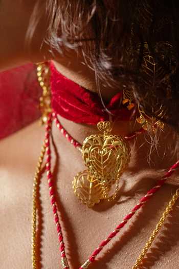 Buy_Manner_Gold Plated Rakaan Heart Carved Choker _Online_at_Aza_Fashions