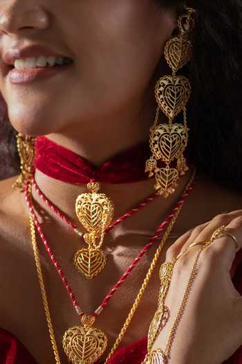 Manner Rakaan Heart Carved Choker 