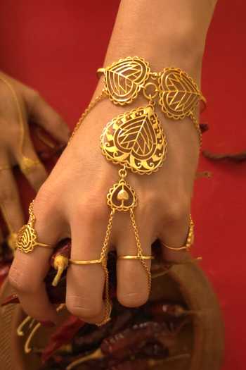 Buy_Manner_Gold Plated Cut Work, Chains Rakaan Heart Haathphool _Online_at_Aza_Fashions