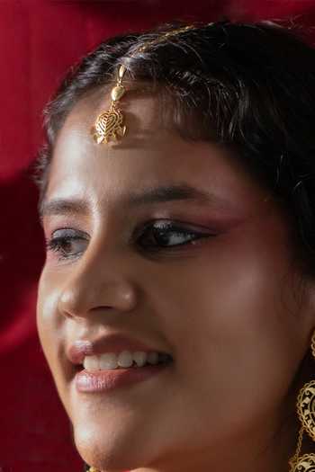 Manner Rakaan Heart Maang Tikka 