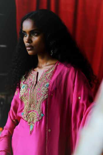 Buy_Alam By Tulsi Patel_Pink Silk Embroidery, Zari, Zardozi Split V-neck Parijat Kurta Set _Online_at_Aza_Fashions