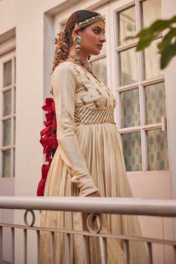 Alam By Tulsi Patel_Ivory Silk, Tissue Embroidery V-neck Ekanshi Anarkali Set _Online_at_Aza_Fashions