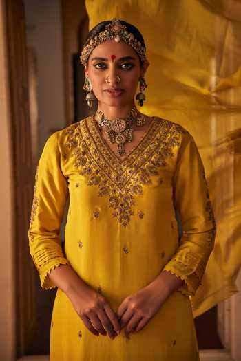 Alam By Tulsi Patel_Yellow Silk, Organza Embroidery, Zari V-neck, Yes Inika Kurta Set _Online_at_Aza_Fashions