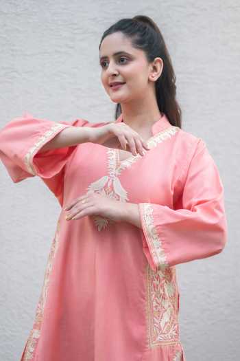 Daljit Sudan_Peach Cotton Embroidery V-neck Placed Kurta And Pant Set _Online_at_Aza_Fashions