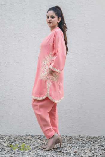 Shop_Daljit Sudan_Peach Cotton Embroidery V-neck Placed Kurta And Pant Set _Online_at_Aza_Fashions
