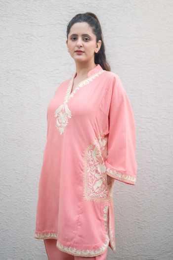Daljit Sudan_Peach Cotton Embroidery V-neck Placed Kurta And Pant Set _at_Aza_Fashions