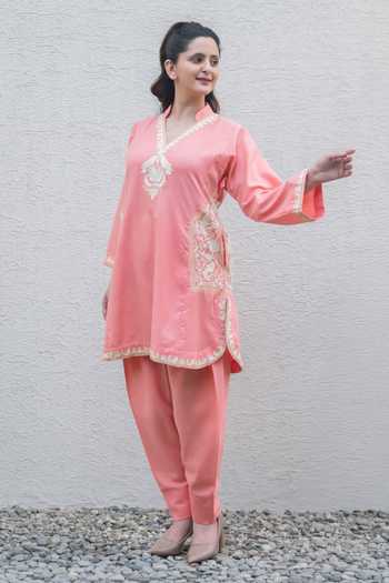 Buy_Daljit Sudan_Peach Cotton Embroidery V-neck Placed Kurta And Pant Set 
